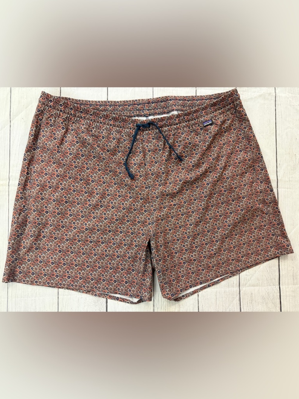 Patagonia Men’s sz 2X Multi-Color Patterned Trim Boardshorts with drawstring.